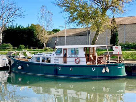 Bateaux fluviaux à vendre .